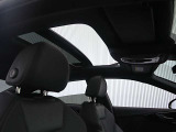 パノラマサンルーフにより車内がより一層明るくなります