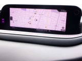 【マツダコネクト】  オーディオ操作、車両装備、ナビ案内など、統合的にモニターできる見やすいサイズのディスプレイです。