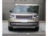 RANGE ROVERの特徴的なクラムシェルボンネットは1枚のアルミニウムで成形したクラムシェルボンネットはより滑らかに。気品に満ちた印象的な. スタイルを生み出しています
