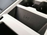 【ワイヤレスデバイスチャージング】置くだけでスマートフォンを充電することが出来ます。インテリアに溶け込んでおり、ラグジュアリーな雰囲気を損なうことはありません。