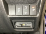 Hondaセンシング用の、VSA(ABS+TCS+横滑り抑制)解除とレーンキープアシストシステムのメインスイッチなどはハンドルの右側に装備しています。その下にETCがついています。