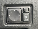 【電動格納ミラー】サイドミラーは電動格納式となっており、狭い駐車場でもキズがつくリスクを抑えられます。