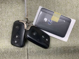 手荷物が多いときでも、スマートキーをバッグやポケットに携帯していれば、キーを取り出すことなくドアの解錠・施錠ができます