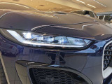 【プレミアムLEDヘッドランプ (シグネチャー DRL およびインテリジェント ハイビーム付き)】多くのLEDで驚きの輝度を生み出します。500m先の道路まで照らすことができるのも魅力の一つです。