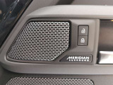 【MERIDIANサラウンドサウンドシステム】英国の高級オーディオブランド「MERIDIAN」のサラウンドサウンドシステムです。スピーカーの数が12個から18個まで増えており、より上質な室内空間を演出してくれます。