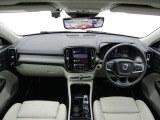 コンパクトなXC40でも上級車種と同様に、縦長式の大型タッチパネルを主体としたインテリア。スマートフォン感覚でナビゲーションやオーディオなどを操作できます。