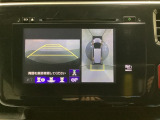 マルチビューカメラシステム搭載車です。お車の周囲を全方位でカバーします。後方・前方・両脇と、コンディションが悪い視界でもカラーモニターに映し出した映像がドライバーをサポートします。