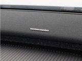 【harman/kardon】5つのスピーカーを内蔵したサウンドバーにより、ドライバーを包み込む音場を実現しました。また、洗練されたミニマルデザインは、キャビンをスタイリッシュに彩ります。