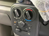 寒い冬も暑い夏も全席に快適な空調を届けてくれる、ダイヤル式エアコンを装備♪