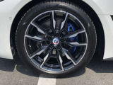 BMW純正19インチホイール。洗練されたデザインで、足元の個性を引き立てます。