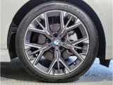 【BMWアロイホイル】軽量かつ強度に拘ったアロイホイル。走行性能ポテンシャルを引き出す設計。車の足元を引き締めてくれる大きなポイントはアロイホイルです。