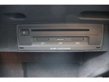 (CD/DVDSDカードスロット)グローブボックス内に各スロットがございます。