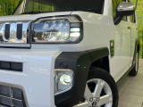【LEDヘッドライト】悪天候や夜間走行時も良好な視界を確保し安心して運転できる高輝度LEDヘッドライトを装備!点灯速度が早く、消費電力も抑えられています。