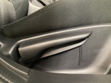 運転席にはドライバーの体型や好みに応じて前後方向だけでなく、高さの調整ができるシートリフターを装備!