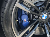 Mスポーツ・ブレーキ! Mのロゴがあしらわれたブルー色のMスポーツ・ブレーキはダイナミックなパフォーマンスに相応しい、優れた制動力を発揮します。
