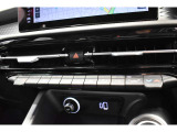 空調関連操作スイッチを中央に操作性もよく、USBポートType A/C、ワイヤレスチャージングパッドも標準搭載です。