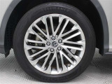 すぐれたグリップ力を発揮する235/55R20インチタイヤを装着し、シャープなドライビングフィールを全身で高めています