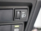 人や荷物を満載しても、対向車や先行車に迷惑をかけないよう、室内からヘッドライトの光軸を調整できます。