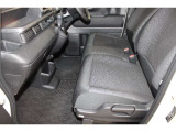 フロントシートはベンチシートです。運転席と助手席の移動が簡単です。