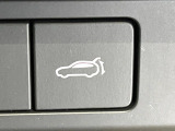 【パワーバックドア】スマートキーや運転席のボタンを押すだけでリアゲートが自動で開閉します!荷物を持っている時や、高い位置にあるバックドアを閉める際に便利な機能です♪