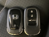 スマートキーを装備しています。鍵を差し込むことなくドアロックの開け閉めと、スタートボタン操作でのエンジンスタートができます。ボタン操作でトランクが開けられる電動テールゲートのボタンもついています。