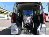 私たちは福祉車両の専門家です。数多くの実績から様々なアドバイスが得意です。詳しくは当社ホームページにて。「坂出自動車」で検索して下さい。※車いすは見本です。