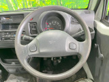 インテリアに合わせたデザインのステアリングは、運転される方のことも考え、運転しやすい形状、大きさです。是非一度、実際に触ってお確かめください。