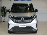 フロントカメラで前方の車両や歩行者を検知。万一、ドライバーが安全に減速できなかった場合には、自動的に緊急ブレーキを作動させて衝突を回避、または衝突時の被害や傷害を軽減します。