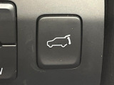 【パワーバックドア】スマートキーや運転席のボタンを押すだけでリアゲートが自動で開閉します!荷物を持っている時や、高い位置にあるバックドアを閉める際に便利な機能です♪