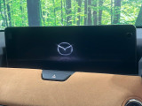 【12.3インチマツダコネクト】車内の雰囲気にマッチした大型ディスプレイ。スマホ接続でのナビ使用やBluetooth再生等、様々な機能が楽しめます。直感的なダイヤル操作が可能で、使い勝手も良好です。