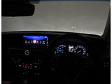 ヘッドアップ・ディスプレイ(HUD)現在のスピードや、前方の車線情報など、運転に必要な情報を、目の前のウインドウガラスに表示する機能です。これにより、目線の移動が少なく済み、安全です。