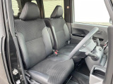 運転席まわりには十分なスペースがあり、大柄な方でもゆったり運転していただける環境です。