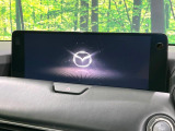 【マツダコネクトナビ】車内の雰囲気にマッチした一体型タイプのナビ。各種車輌設定やBluetooth再生等、様々な機能が楽しめます。直感的なダイヤル操作が可能で、使い勝手も良好です。
