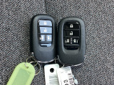 スマートキーです!!今や標準の装備になりつつありますよね!!ドアロック・アンロックも便利です!!