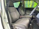 運転席まわりには十分なスペースがあり、大柄な方でもゆったり運転していただける環境です。