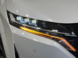 【LEDヘッドライト】悪天候や夜間走行時も良好な視界を確保し安心して運転できる高輝度LEDヘッドライトを装備!点灯速度が早く、消費電力も抑えられています。