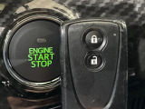 【スマートキー】カバンやポケットに入れたままでもドアの施錠・解錠が可能なスマートキーを装備。エンジンのオン・オフ時もカギを取り出す必要が無いからとっても便利です♪