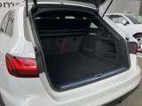 開口部が低く設定されているので、荷物の積み下ろしがスムーズに行えます。更に分割可倒式リアシートの採用でシートのバックレストを倒すと、大きく長い荷物も積み込めます。