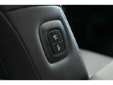 ◆助手席肩口パワーシートスイッチ(シートスライド & リクライニング) 運転席・後席からも、助手席シートの調整ができます。