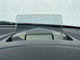【ヘッドアップディスプレイ】現在の速度や走行情報をデジタル表示で運転席前方のガラスに投影!運転中、目線をずらさず必要な情報を確認できるのでとっても便利で安心!