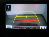 バックモニター付き。車両後方の映像が画面に表示されるので、車庫入れが苦手な人も安心です。ただし、目視確認もお忘れなくお願いいたします。