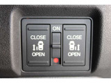 乗り降りラクラクな両側パワースライドドアが装備されてます。運転席からもリモート操作が可能です。外からはリモコンキーで開閉することができます。巻き込み防止機能もありますので安心です。