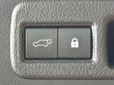 【パワーバックドア】スマートキーや運転席のボタンを押すだけでリアゲートが自動で開閉します!荷物を持っている時や、高い位置にあるバックドアを閉める際に便利な機能です♪