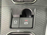 指先だけで簡単に操作が可能な電動パーキングブレーキを採用。「HOLD」スイッチを押すと、渋滞や信号待ちなどでブレーキペダルから足を離しても、ブレーキを保持するので安心です