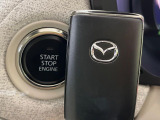 【アドバンストキー】カバンやポケットに入れたままでもドアの施錠・解錠が可能なスマートキーを装備。エンジンのオン・オフ時もカギを取り出す必要が無いからとっても便利です♪