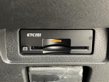 【ETC】有料道路を利用する際に料金所で停止することなく通過できる、ETC車載器(ノンストップ自動料金収受システム機器)が装備されています。セットアップを行うことで利用可能になります。