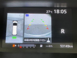 【アラウンドビューモニター】まるでクルマを真上から見下ろしたかのような視点で駐車をサポートします!クルマの斜め後ろや真横など、前後左右の4つのカメラの映像が合成されて、モニターに映し出されます。
