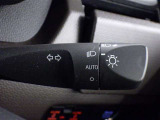 【オートライト】車外の明るさに応じて、自動的にライトの点灯・消灯をしてくれます。