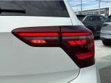 LEDテールランプ(ダイナミックターンインジケーター付き)特徴的な配光パターンによって後続車からの視認性が高まり、万一の追突の危険性を軽減します。