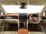 前車追従機能、レーンキープアシスト、ヘッドアップディスプレイも付いており、多数のオプションを備えております。